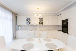 Kuchyň nebo kuchyňský kout v ubytování Central Elegant Apartment