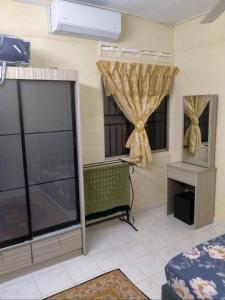 una camera da letto con un letto e una finestra di D Baity Homestay Gemas - MALAY ONLY a Gemas Altre 3 foto