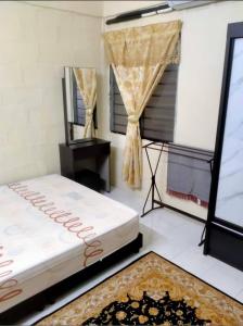 una camera da letto con due letti e una finestra di D Baity Homestay Gemas - MALAY ONLY a Gemas