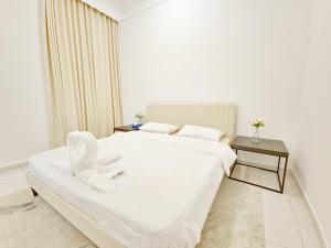 Katil atau katil-katil dalam bilik di HARF22-G01-02 Cozy 2BR Apt in Abu Dhabi city