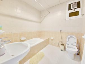 Bilik mandi di HARF22-G01-02 Cozy 2BR Apt in Abu Dhabi city