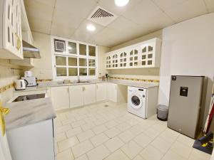 Dapur atau dapur kecil di HARF22-G01-02 Cozy 2BR Apt in Abu Dhabi city