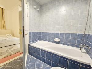 Bilik mandi di HARF22-G01-02 Cozy 2BR Apt in Abu Dhabi city