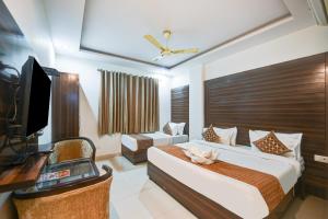 TV a/nebo společenská místnost v ubytování Airport Hotel Devrana
