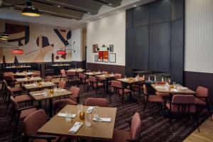 Canopy By Hilton Sioux Falls Downtown餐厅或其他用餐的地方