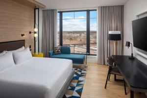 Canopy By Hilton Sioux Falls Downtown客房内的一张或多张床位