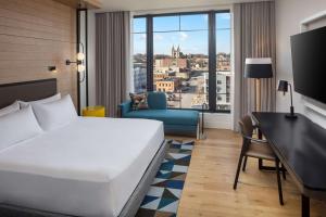 Canopy By Hilton Sioux Falls Downtown客房内的一张或多张床位