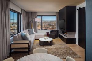 Canopy By Hilton Sioux Falls Downtown的休息区