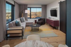 Canopy By Hilton Sioux Falls Downtown的休息区