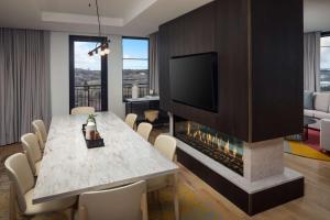 Canopy By Hilton Sioux Falls Downtown的电视和/或娱乐中心