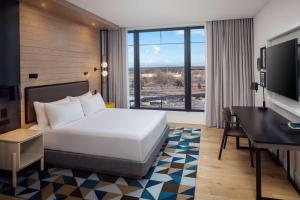 Canopy By Hilton Sioux Falls Downtown客房内的一张或多张床位