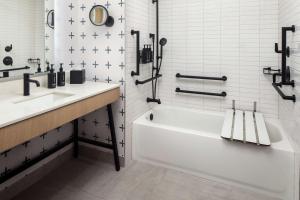 Canopy By Hilton Sioux Falls Downtown的一间浴室