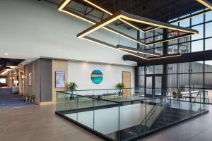 苏福尔斯Canopy By Hilton Sioux Falls Downtown的办公室大堂设有玻璃地板和窗户