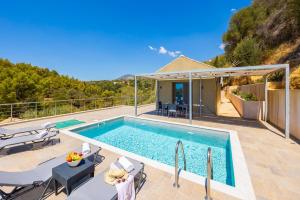 Πισίνα στο ή κοντά στο Villa Angela