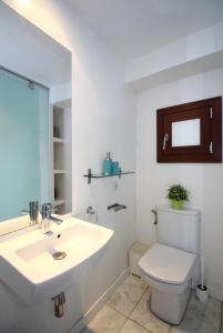 un bagno bianco con lavandino e WC di Missio Triplex house in Old Town of Palma a Palma de Mallorca