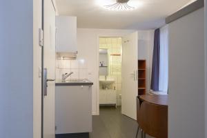 Kuchyň nebo kuchyňský kout v ubytování Hotel Hine Adon Fribourg