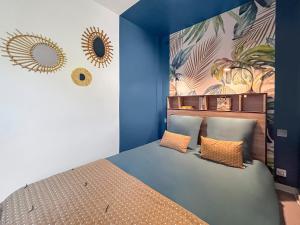 una camera da letto con un letto con pareti e specchi blu di Les teinturiers I Charme et Calme à Avignon ad Avignone Altre 16 foto