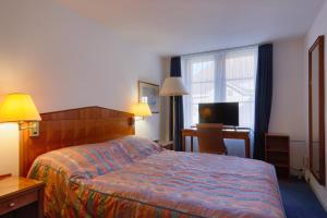 Postel nebo postele na pokoji v ubytování Hotel Hine Adon Fribourg