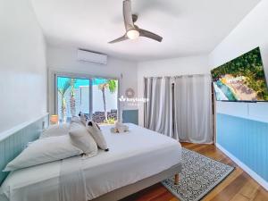 Ένα ή περισσότερα κρεβάτια σε δωμάτιο στο Villa Bleue - 227m2 avec piscine et vue mer - Saint-Gilles-Les-Bains