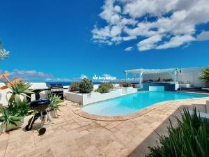 Πισίνα στο ή κοντά στο Villa Bleue - 227m2 avec piscine et vue mer - Saint-Gilles-Les-Bains