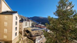 widok na miasto z budynkami w obiekcie IMEDA Apartamentos MONTE GORBEA w mieście Sierra Nevada