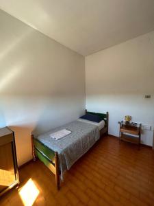 a small bedroom with a bed and a table at Friuli in Cormòns