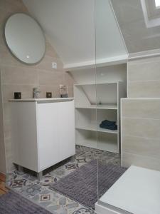 a bathroom with a sink and a mirror at Villa de charme La Belle Havraise 6 pers 3 chambres terrasse avec garage in Le Havre +51 photos