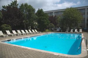Bazén v ubytování Holiday Inn & Suites Parsippany Fairfield by IHG nebo v jeho okolí