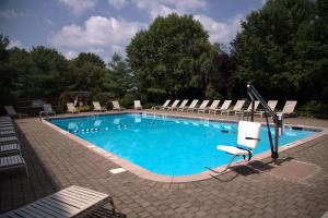 Bazén v ubytování Holiday Inn & Suites Parsippany Fairfield by IHG nebo v jeho okolí