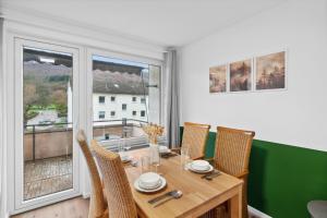 a dining room with a table and chairs and a window at Geschäftsreisetraum 2SZ 5P - Balkon, Waschtrockner in Oberkochen