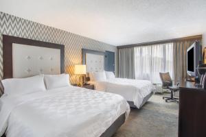 Postel nebo postele na pokoji v ubytování Holiday Inn & Suites Parsippany Fairfield by IHG