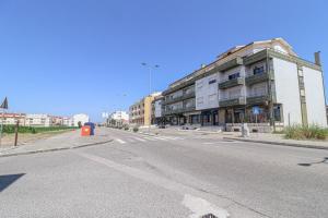an empty street with a building on the side of the road at Vagueira Apartment in Praia da Vagueira