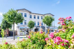 奥斯赛拜-塞林Haus Ferienglück Sauna im Haus的一座白色建筑，前面有鲜花