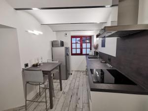 una cucina con tavolo e frigorifero di Gîte Ozé a Saint-Jean-Saint-Maurice-sur-Loire