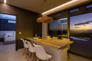 Φωτογραφία από το άλμπουμ του Crete Villa Paseathea, Luxurious Pool Getaway στο Καμηλάρι
