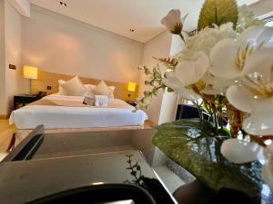 マラッカにあるASIA MELAKA HOTEL managed by The Straits Hotel & Suites 马六甲亚逸酒店のベッドルーム1室(ベッド1台、シンク付)