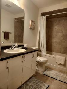 ein Badezimmer mit Waschbecken, Toilette und Badewanne in der Unterkunft Whole House 4 Bedrooms 6 beds 3 bath family friendly Quite and relaxation area in Gravenhurst + 39 Fotos