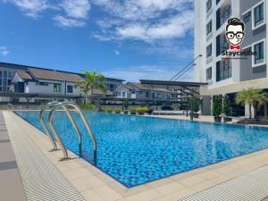 クチンにあるStaycation Homestay 64 Gem Suiteの建物の前のプール
