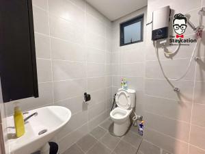 クチンにあるStaycation Homestay 64 Gem Suiteの白いトイレと洗面台のあるバスルーム +17枚の写真