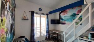 TV a/nebo společenská místnost v ubytování Appartement MALYA avec vue mer sur ponton de Port Leucate