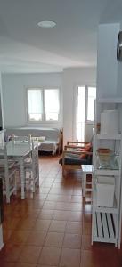 un soggiorno con tavolo e letto di Eki a Conil de la Frontera