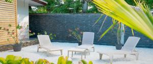 PiraePare LODGE TAHITI的一组四把椅子放在露台上