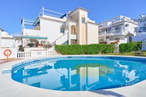 Bazén v ubytování Nerja Townhouse Burriana nebo v jeho okolí
