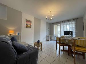 een woonkamer met een bank en een tafel bij Appt 2 pièces CHATELAILLON PLAGE - CL040-H11 in Châtelaillon-Plage