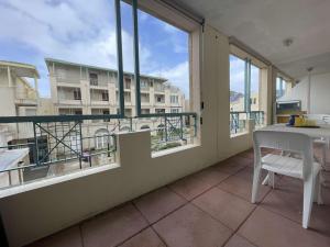 een balkon met een tafel en uitzicht op een gebouw bij Appt 2 pièces CHATELAILLON PLAGE - CL040-H11 in Châtelaillon-Plage