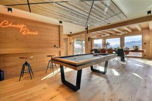a billiard room with a pool table and a bar at Résidence Duvel - Chalet Duvel - 12 Personnes - Les Gets MAE-8521 in Les Gets