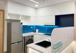 eine Küche mit Waschmaschine und Spüle in der Unterkunft 5 homestay Ocean View in Xã Thắng Nhứt