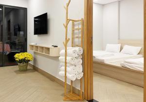 Zimmer mit einem Bett und einem Regal mit Handtüchern in der Unterkunft 5 homestay Ocean View in Xã Thắng Nhứt