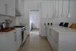 Kuchyň nebo kuchyňský kout v ubytování 12 Kiaat Suites + 1 fotografie