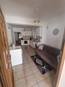 ein Wohnzimmer mit Couch und Küche in der Unterkunft Beach front apartment Psili Ammos in Psili Ammos